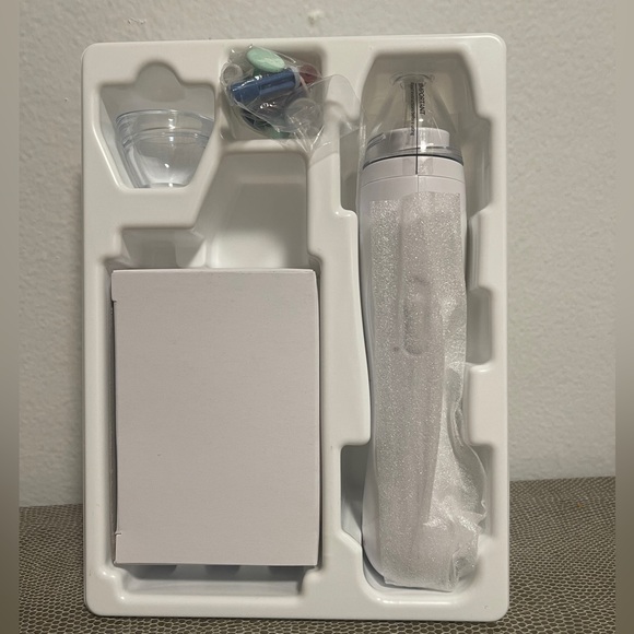 Personal Microderm Pro Clinical-Grade Exfoliation
At-Home Microdermabrasion - Picture 3 of 11